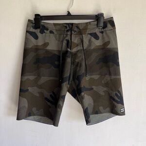 Billabong surfing Board shorts Green and Black Camo men’s size 28
